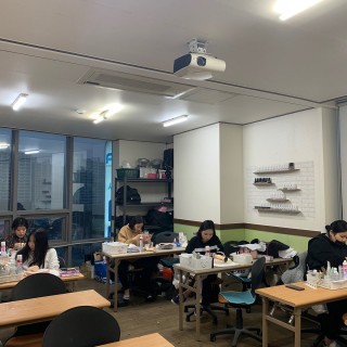네일국가자격증반 첫 팁위드랩 연습중