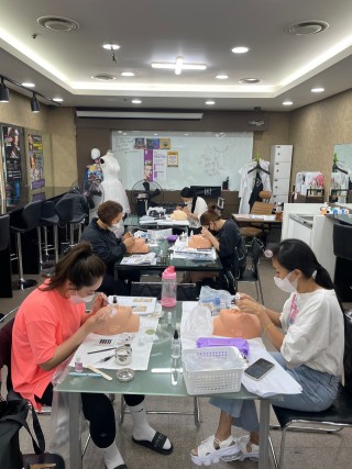 ☞미용사(메이크업) 4과제 속눈썹 진행 모습입니다!